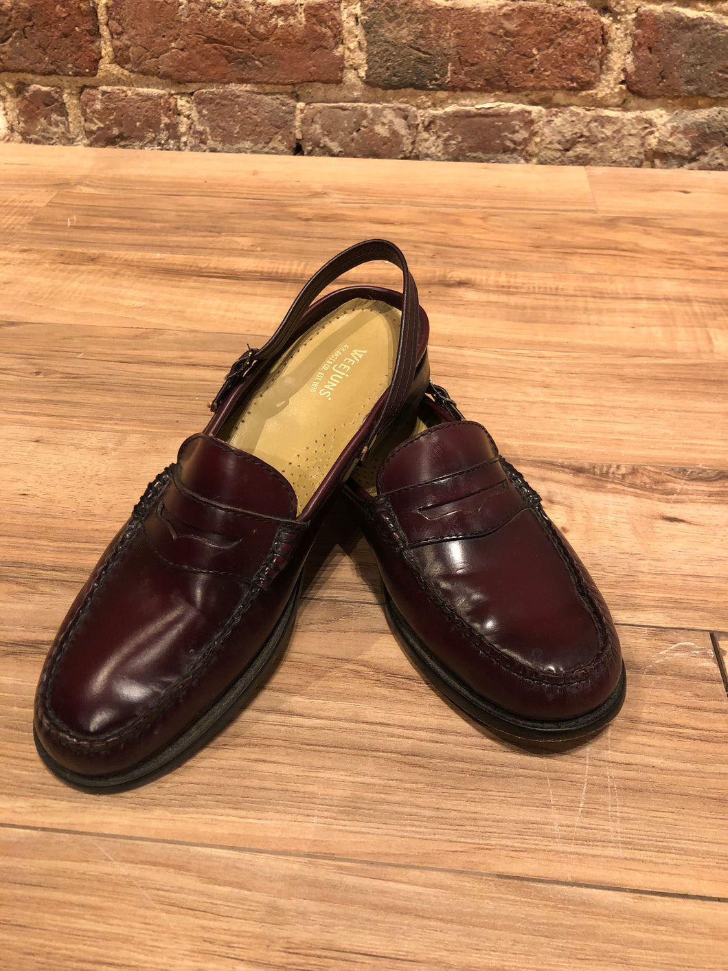Kingspier vintage - Vintage Weejuns G.H. Bass and Co Burgundy Slingback Loafers with handmade leather soles.

Made in El Salvado

Size US 7 Womens, EUR 38