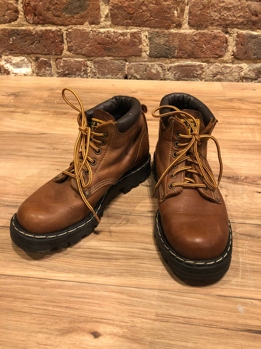 Kingspier Vintage - Vintage Roots Tuff brown leather 6 eyelet boots with chunky sole and cushioned collar.

Made in Canada

Size 7B Women US/ 38 EUR

Outer sole width - 4”
Outer sole length - 10.75”

Boots are in excellent condition.