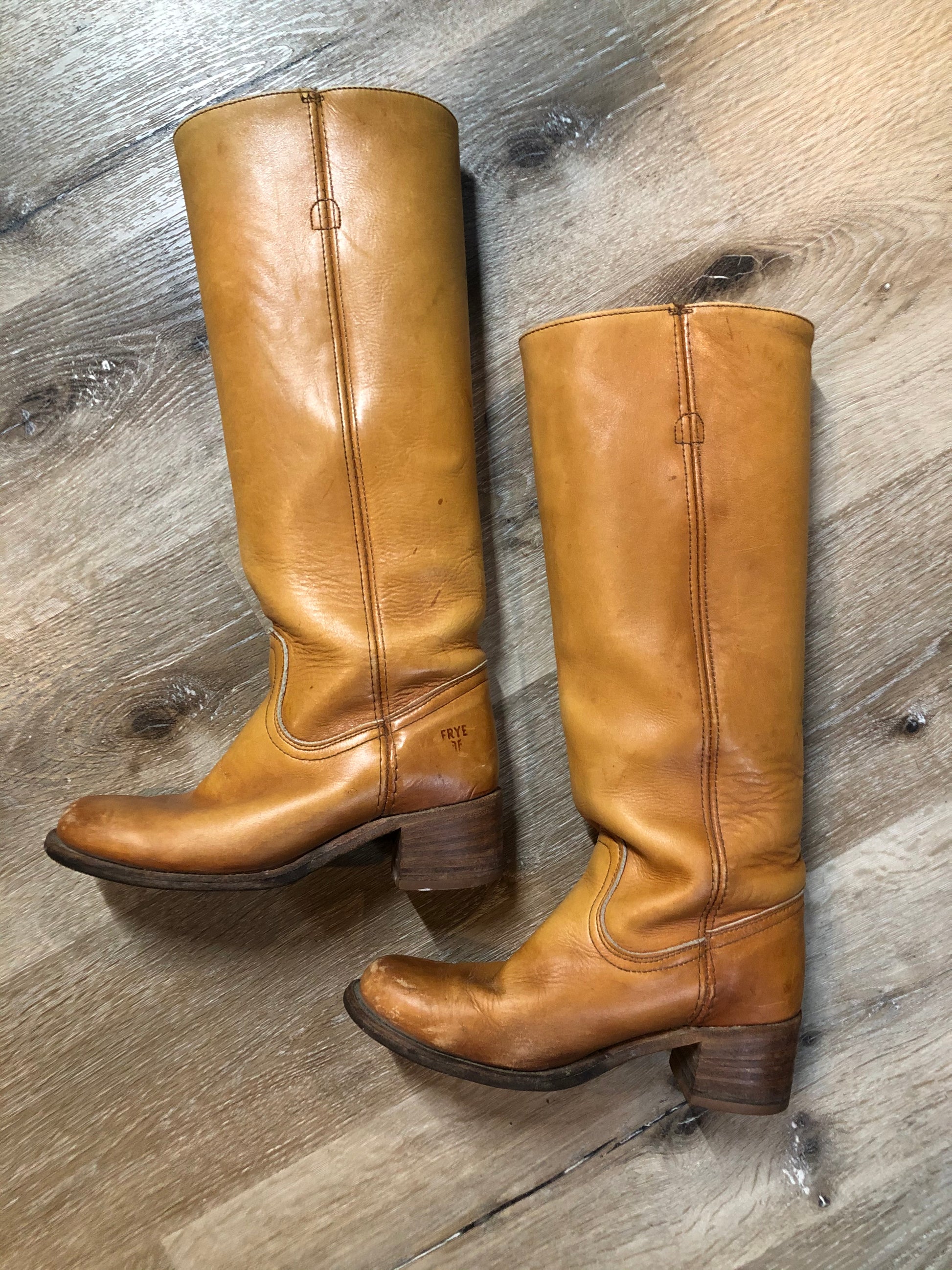 Kingspier Vintage - Vintage Frye knee high tan leather boots with leather lining. Made in the USA.

Size 7.5 women’s 
