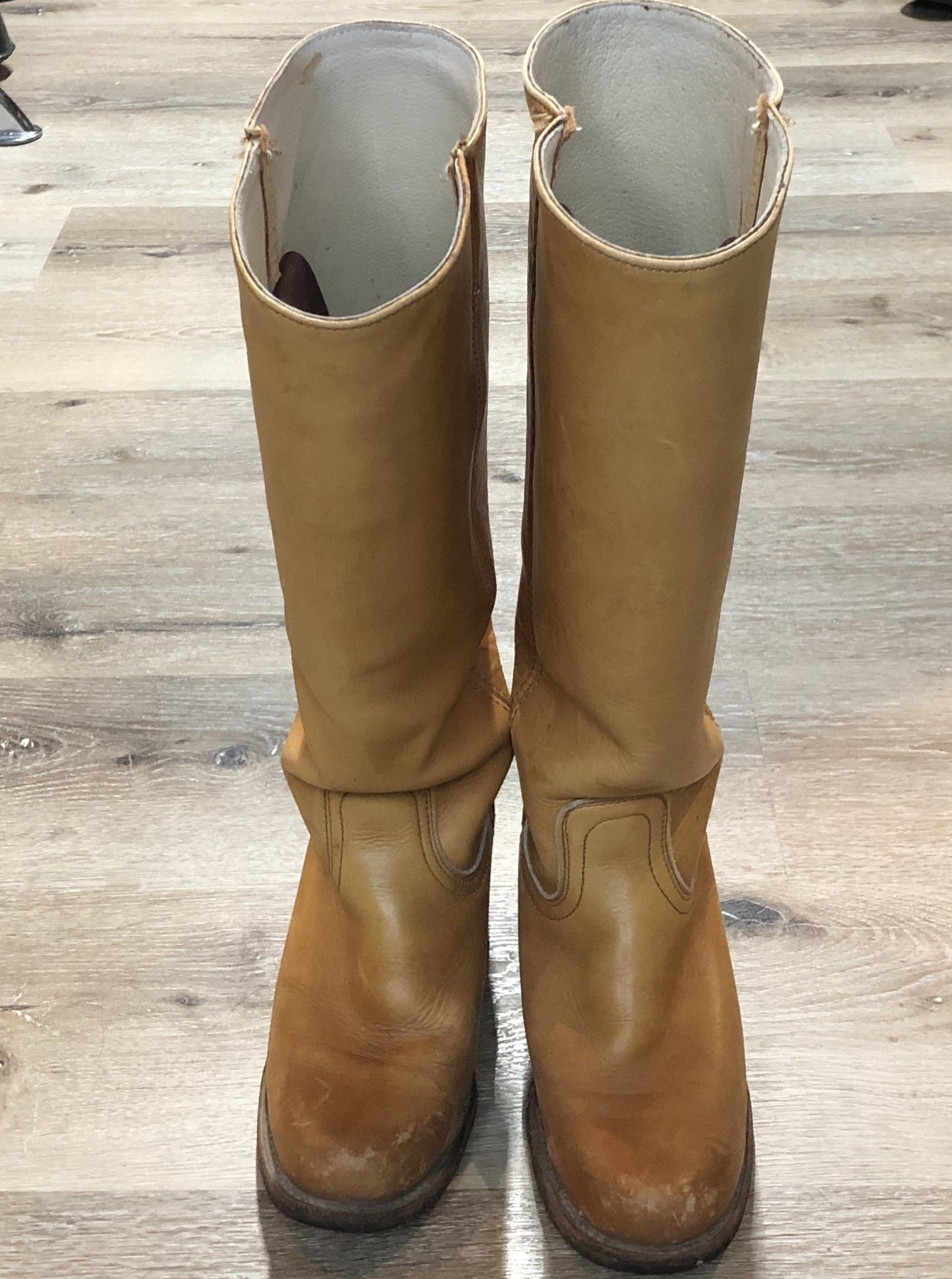 Kingspier Vintage - Vintage Frye knee high tan leather boots with leather lining. Made in the USA.

Size 7.5 women’s 
