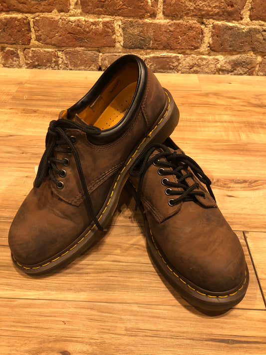 Kingspier vintage - Dr. Martens brown oxford shoes with nubuck leather upper, cushioned leather collar and air wair sole.

Made in Vietnam

Size UK 9, US Mens 10/ Womens 11/ EUR 43