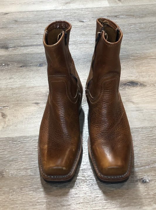 Kingspier Vintage - Frye caramel brown pebbled leather ankle boot with chisel toe and suede lining. Made in USA.

Size 6.5 women’s
