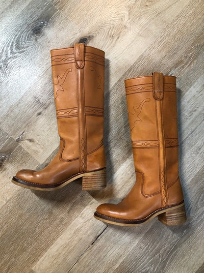 Kingspier Vintage - "Sparx tall pull on leather boot in tan with decorative deer shape stitching, suede lining and a leather sole. 

Size women’s 6 
"