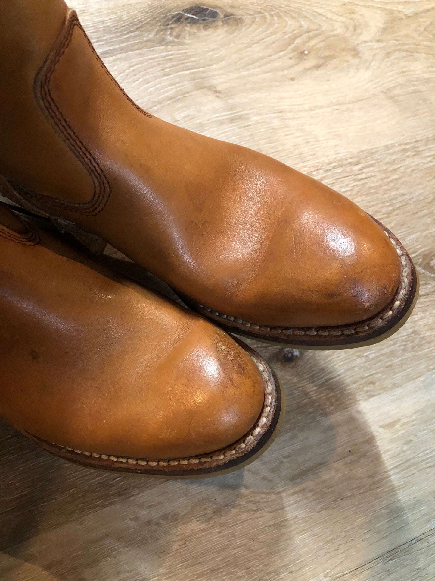 Kingspier Vintage - Sparx tall pull on leather boot in tan with decorative deer shape stitching, suede lining and a leather sole. 

Size women’s 6 
