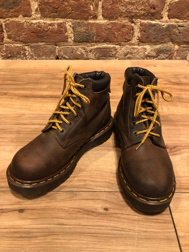Kingspier Vintage - Doc Martens 6 eyelet lace up boot with cushioned collar and iconic airwair sole.

Made in England.

Size 6 Womens US/ 37 EUR


Boots are in excellent condition.