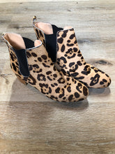 Load image into Gallery viewer, Kingspier Vintage - Marais USA cheetah print chelsea style ankle boot with cow hide upper. 

Size 7.5 women’s 

