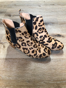 Kingspier Vintage - Marais USA cheetah print chelsea style ankle boot with cow hide upper. 

Size 7.5 women’s 
