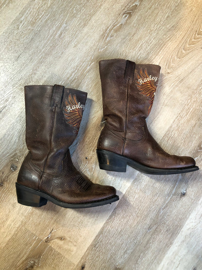 Kingspier Vintage - Harley Davidson mid-calf, pull on western boot in brown pebbled leather with Harley-Davidson embroidered emblem on the front and suede lining. 
 
Size 7 women’s
