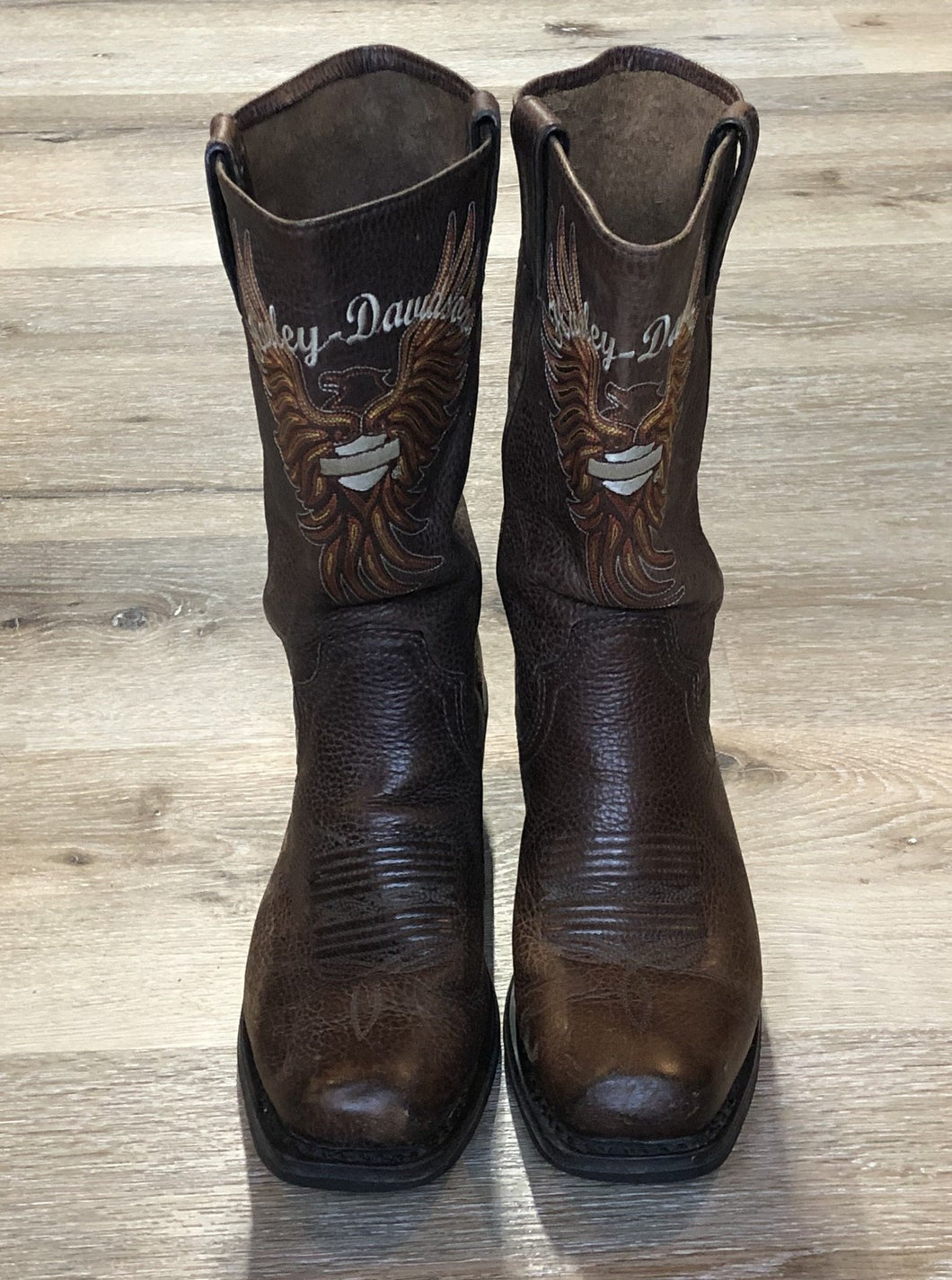 Kingspier Vintage - Harley Davidson mid-calf, pull on western boot in brown pebbled leather with Harley-Davidson embroidered emblem on the front and suede lining. 
 
Size 7 women’s
