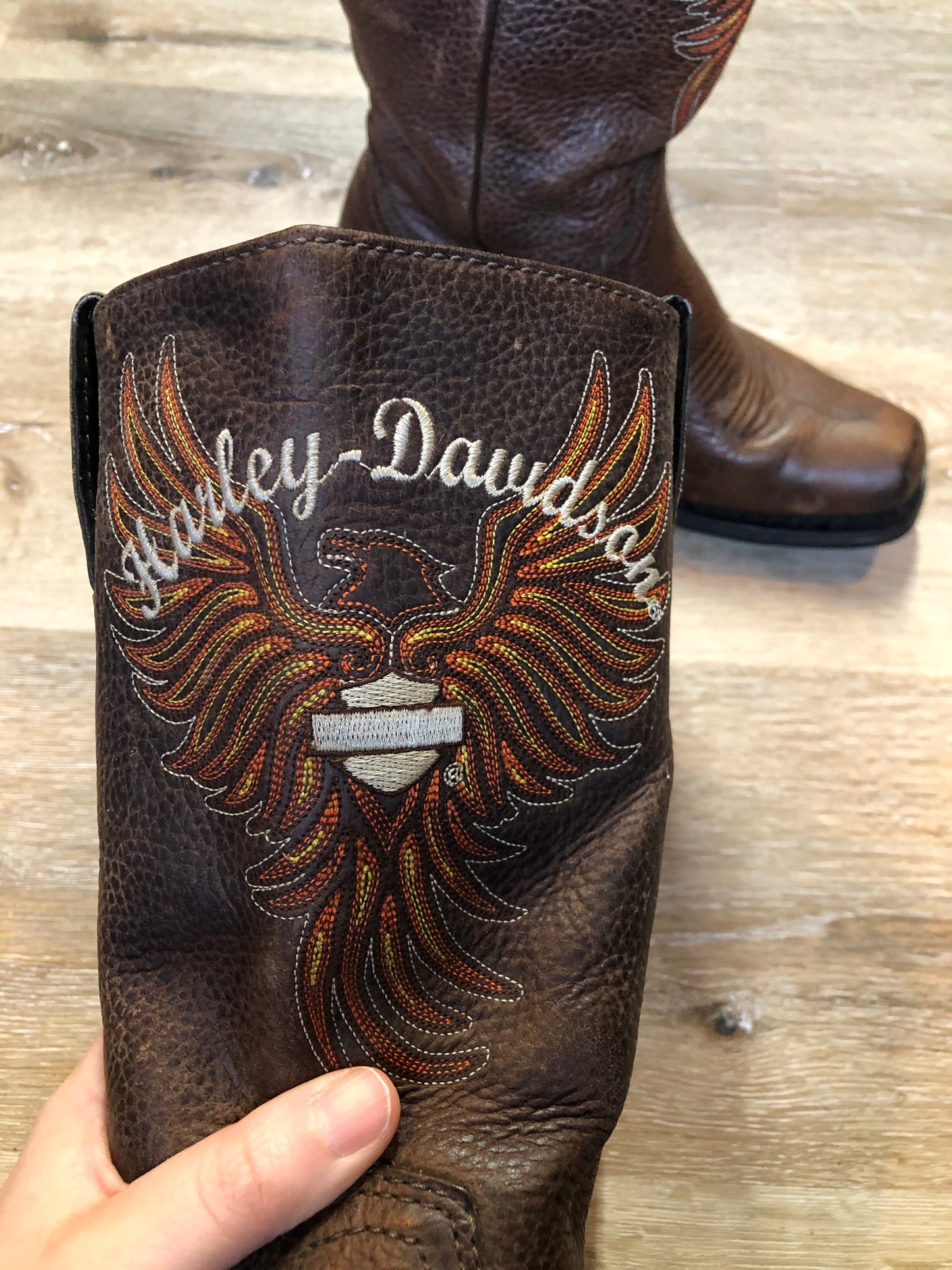 Kingspier Vintage - Harley Davidson mid-calf, pull on western boot in brown pebbled leather with Harley-Davidson embroidered emblem on the front and suede lining. 
 
Size 7 women’s
