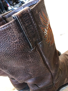 Kingspier Vintage - Harley Davidson mid-calf, pull on western boot in brown pebbled leather with Harley-Davidson embroidered emblem on the front and suede lining. 
 
Size 7 women’s
