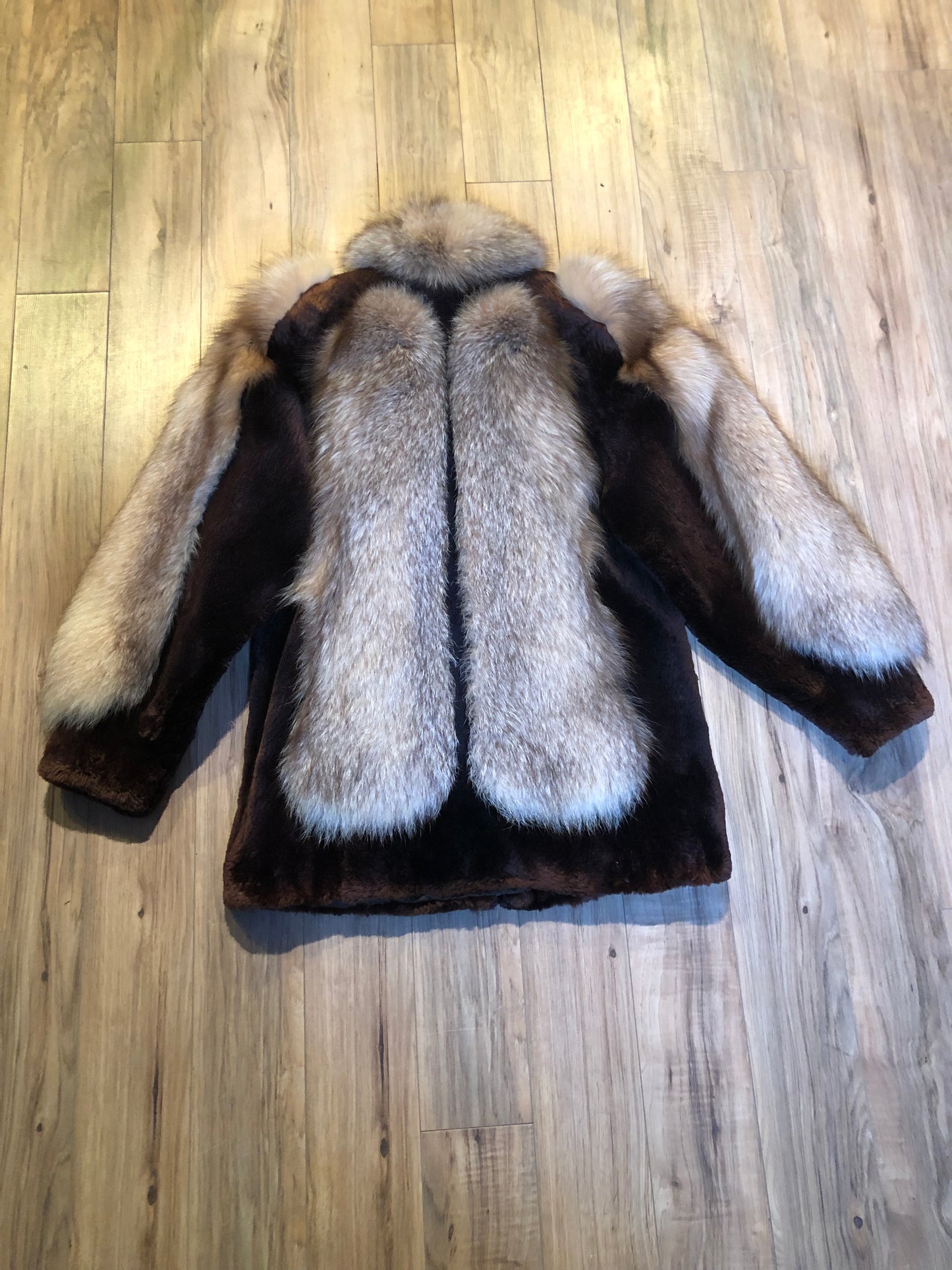 Kingspier Vintage - Vintage brown and blond fur coat with zipper closure and two front pockets.

No manufacturers details.