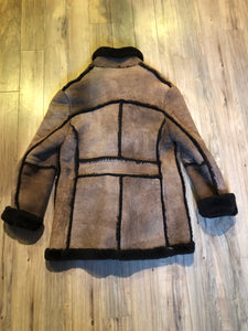 Kingspier Vintage - Vintage shearling coat with button closures and patch pockets.