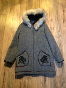 Kingspier Vintage - Vintage James Bay 100% virgin wool northern parka in grey. This parka features a fur trimmed hood, zipper closure, patch pockets, quilted lining, storm cuffs, leather trim, custom embroidery and a beaver design in felt applique. 

Made in Canada.
Size small.