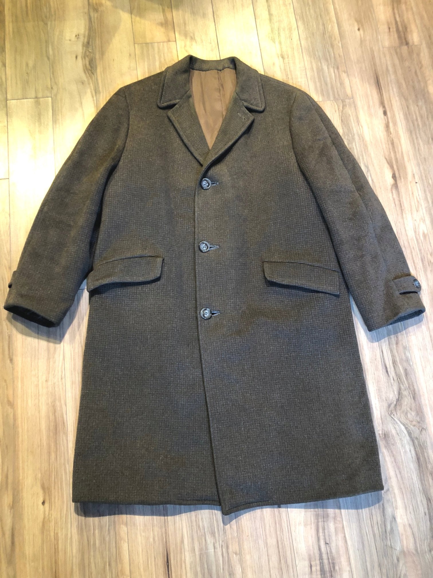 Kingspier Vintage - Vintage grey wool overcoat with button closures, two front pockets and a satin lining.

There are no labels inside this coat.