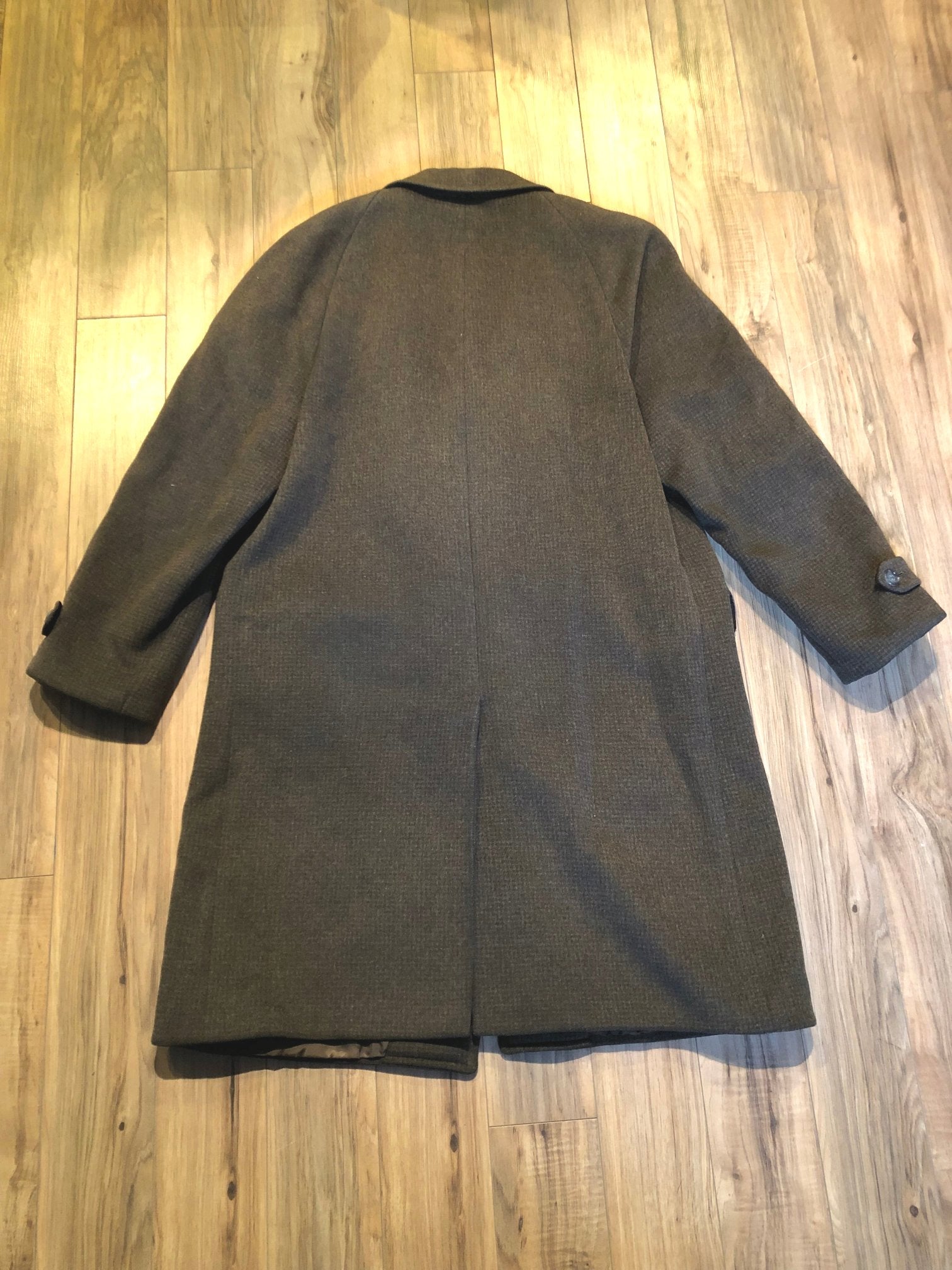 Kingspier Vintage - Vintage grey wool overcoat with button closures, two front pockets and a satin lining.

There are no labels inside this coat.