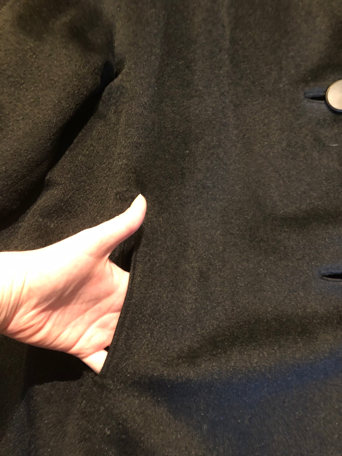 Kingspier Vintage - Vintage alpaca and beaver felt black coat featuring a mink fur collar, button closures, two front pockets and satin lining.


Size medium/ large.