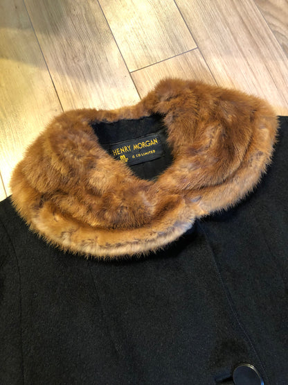 Kingspier Vintage - Vintage alpaca and beaver felt black coat featuring a mink fur collar, button closures, two front pockets and satin lining.


Size medium/ large.