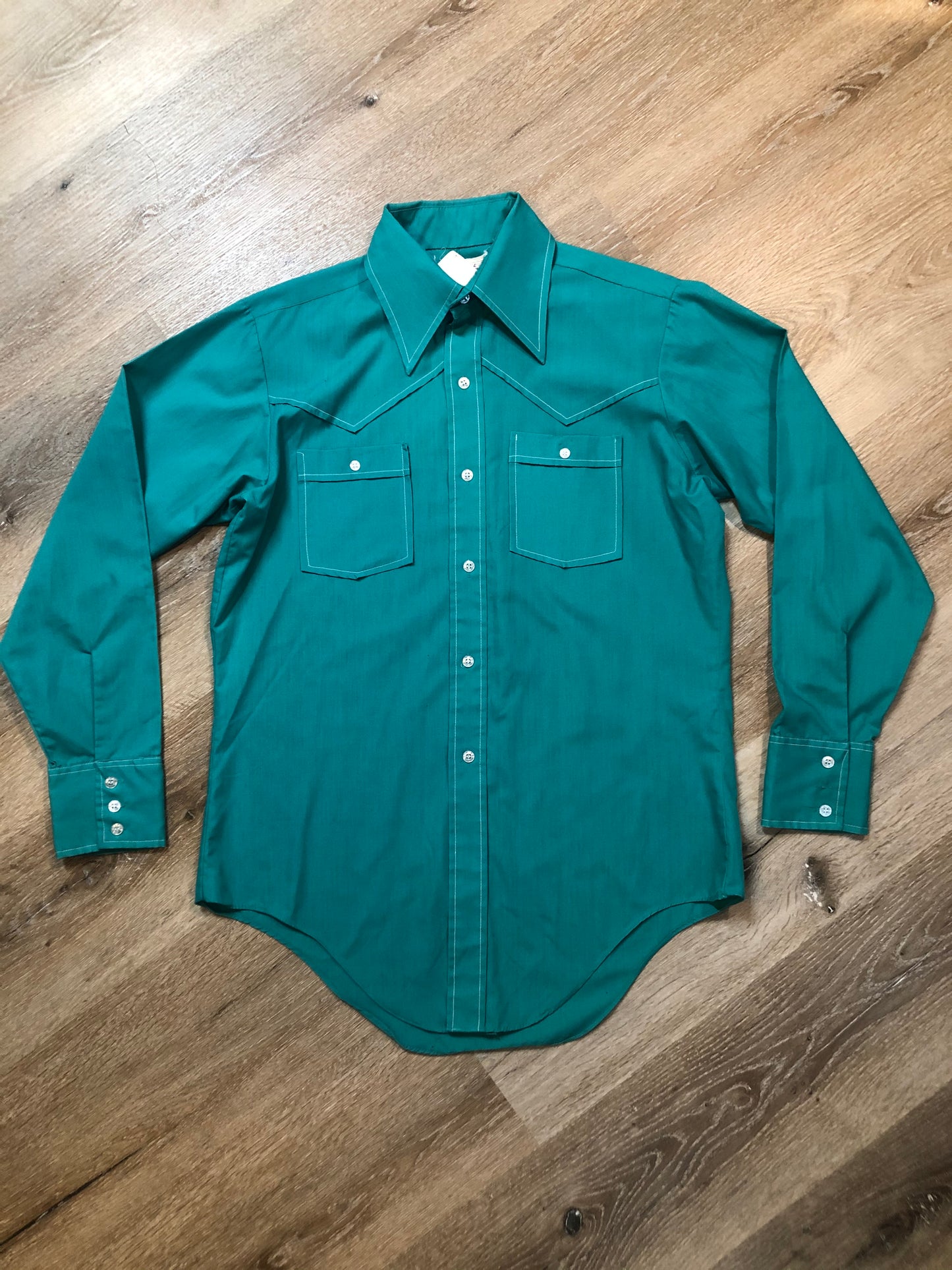 Kingspier Vintage - Green Western button up shirt with contrast white stitching and box pleat in back. Cotton blend. Mens size small.