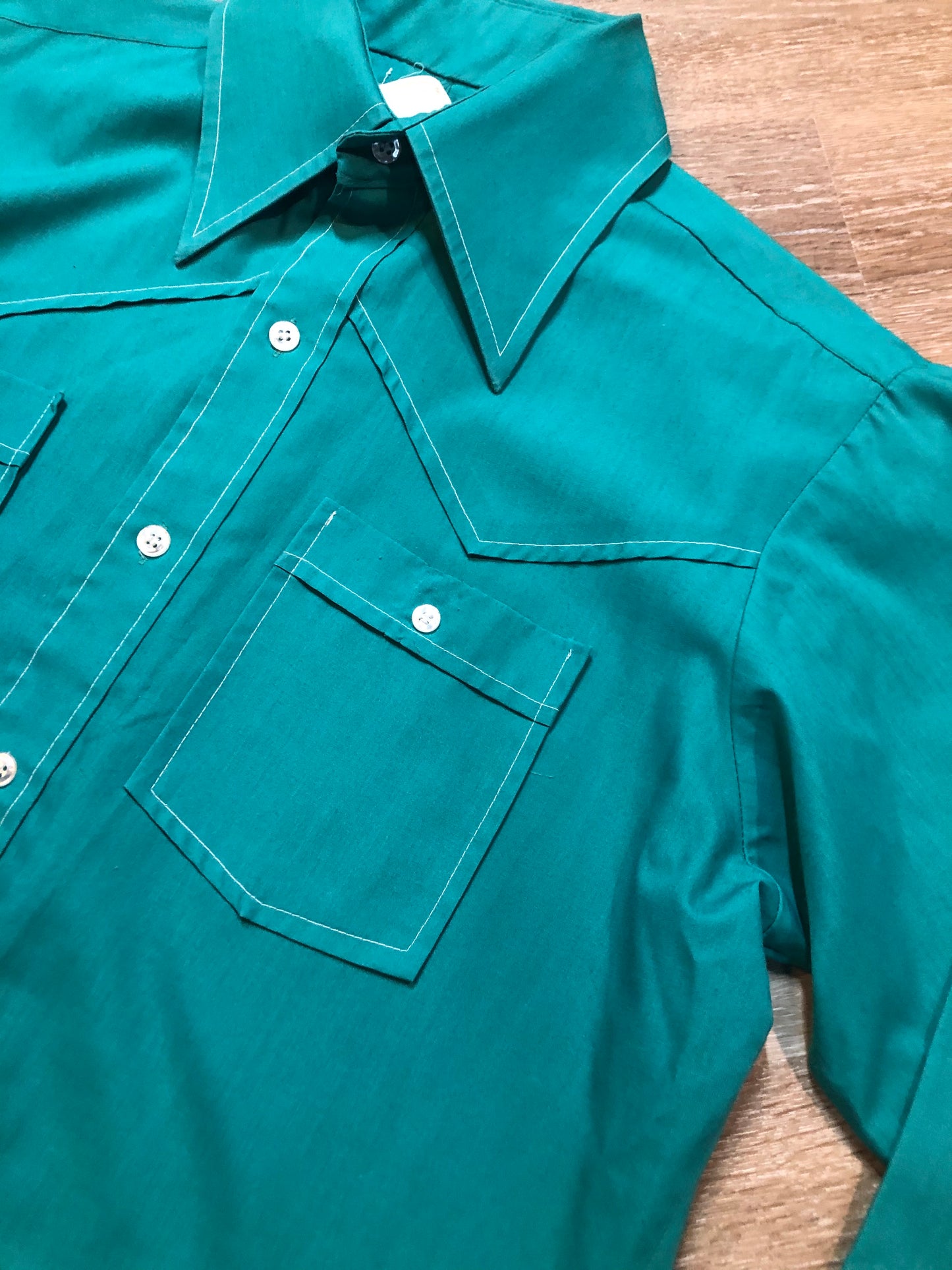 Kingspier Vintage - Green Western button up shirt with contrast white stitching and box pleat in back. Cotton blend. Mens size small.