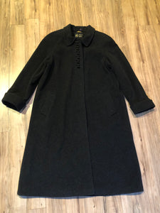 Kingspier Vintage - Vintage Luba limited edition lambswool blend long black coat with woven detail on the front, button closures, two pockets in the front and a satin lining.

Made in Romania.
Size 16.