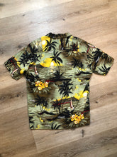 Load image into Gallery viewer, Kingspier Vintage - Royal Creations button up Hawaiian shirt. Made in Hawaii. Mens size large.

