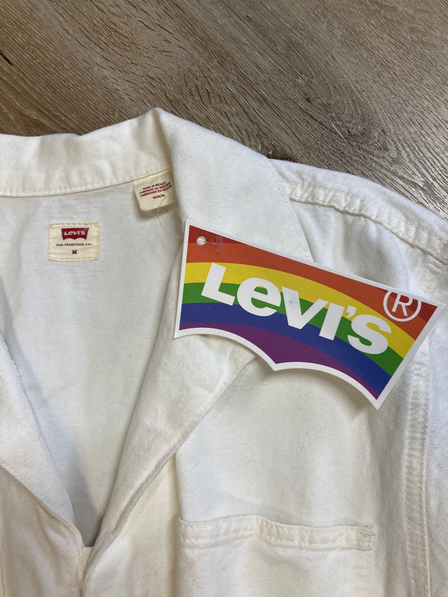 Kingspier Vintage - Levi’s Pride Jumpsuit

NWT

White

100% Polyurethane 

Made in Mexico

Size Medium