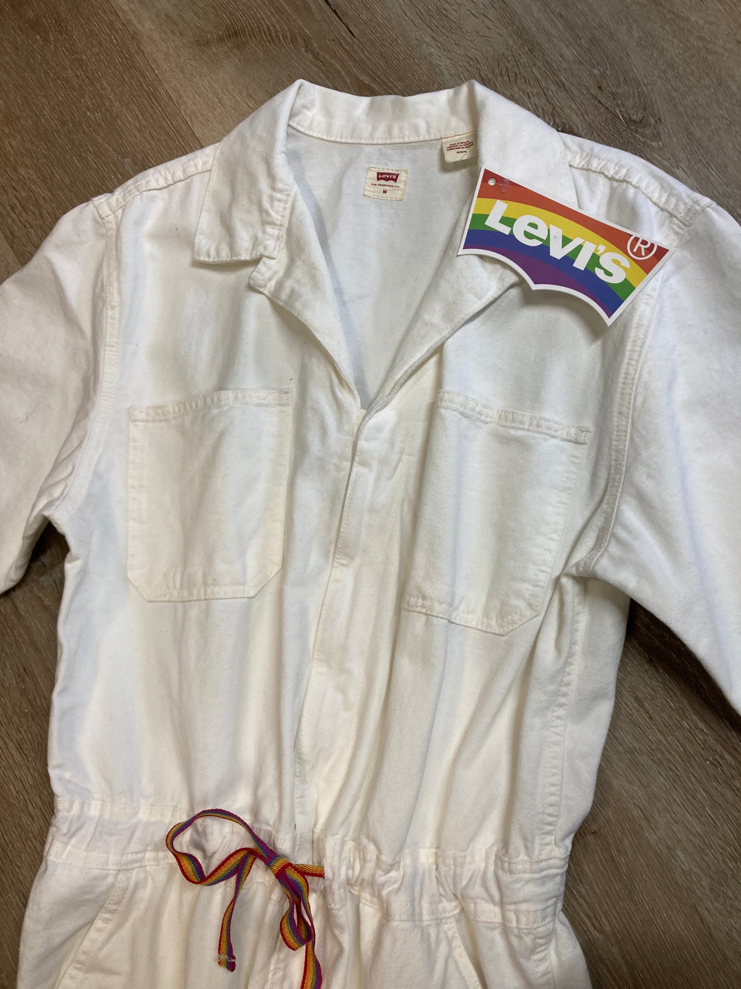 Kingspier Vintage - Levi’s Pride Jumpsuit

NWT

White

100% Polyurethane 

Made in Mexico

Size Medium
