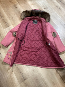 Kingspier Vintage - Vintage Northern Sun light pink 100% wool parka features a removable storm shell, fur trimmed hood, fur pom poms, zipper closures, two front pockets, quilted lining and hand embroidered goose motif on the front, and back of the coat.

Made in Canada.
Size 16/ Large.
