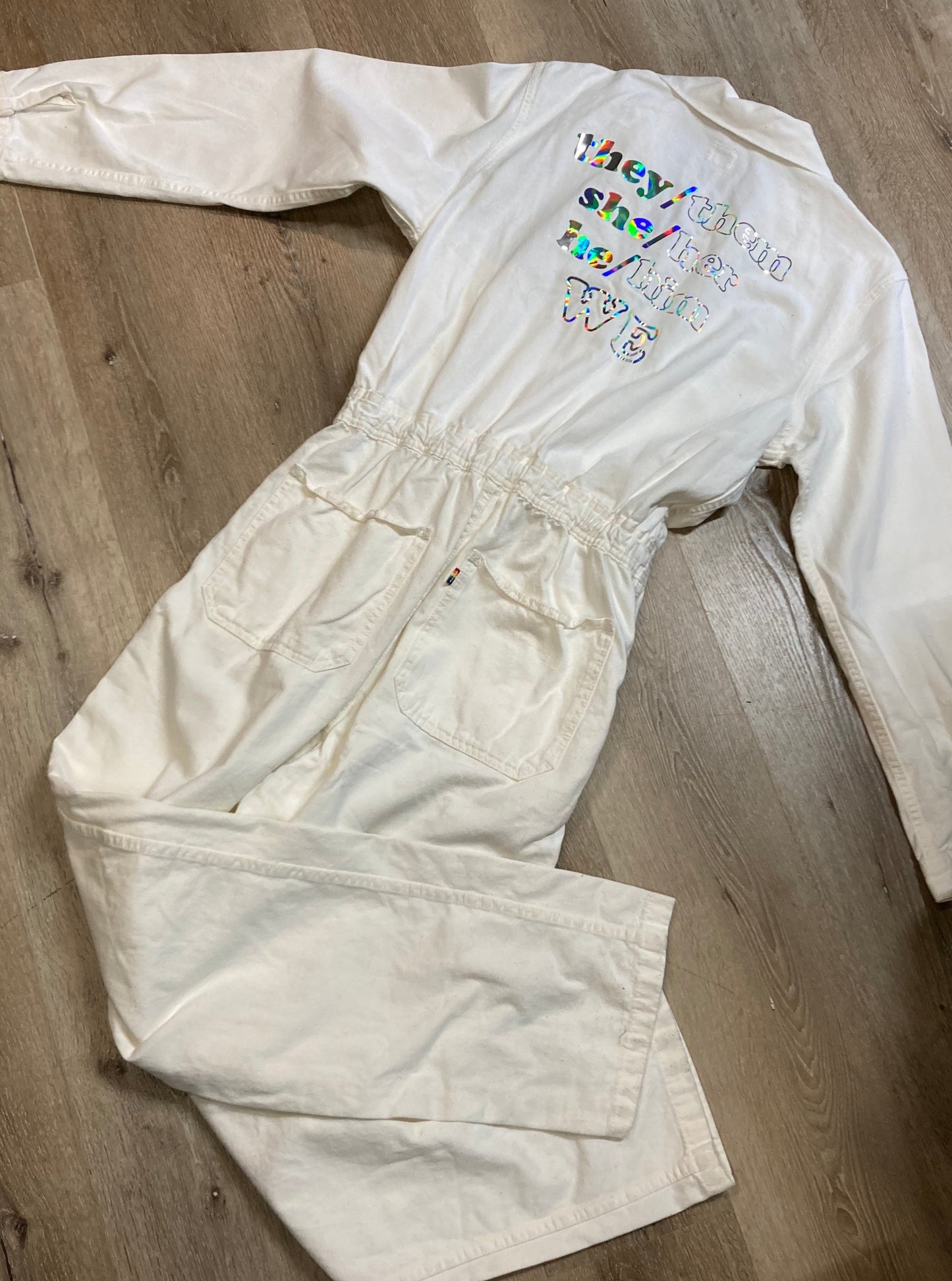 Kingspier Vintage - Levi’s Pride Jumpsuit

NWT

White

100% Polyurethane 

Made in Mexico

Size large