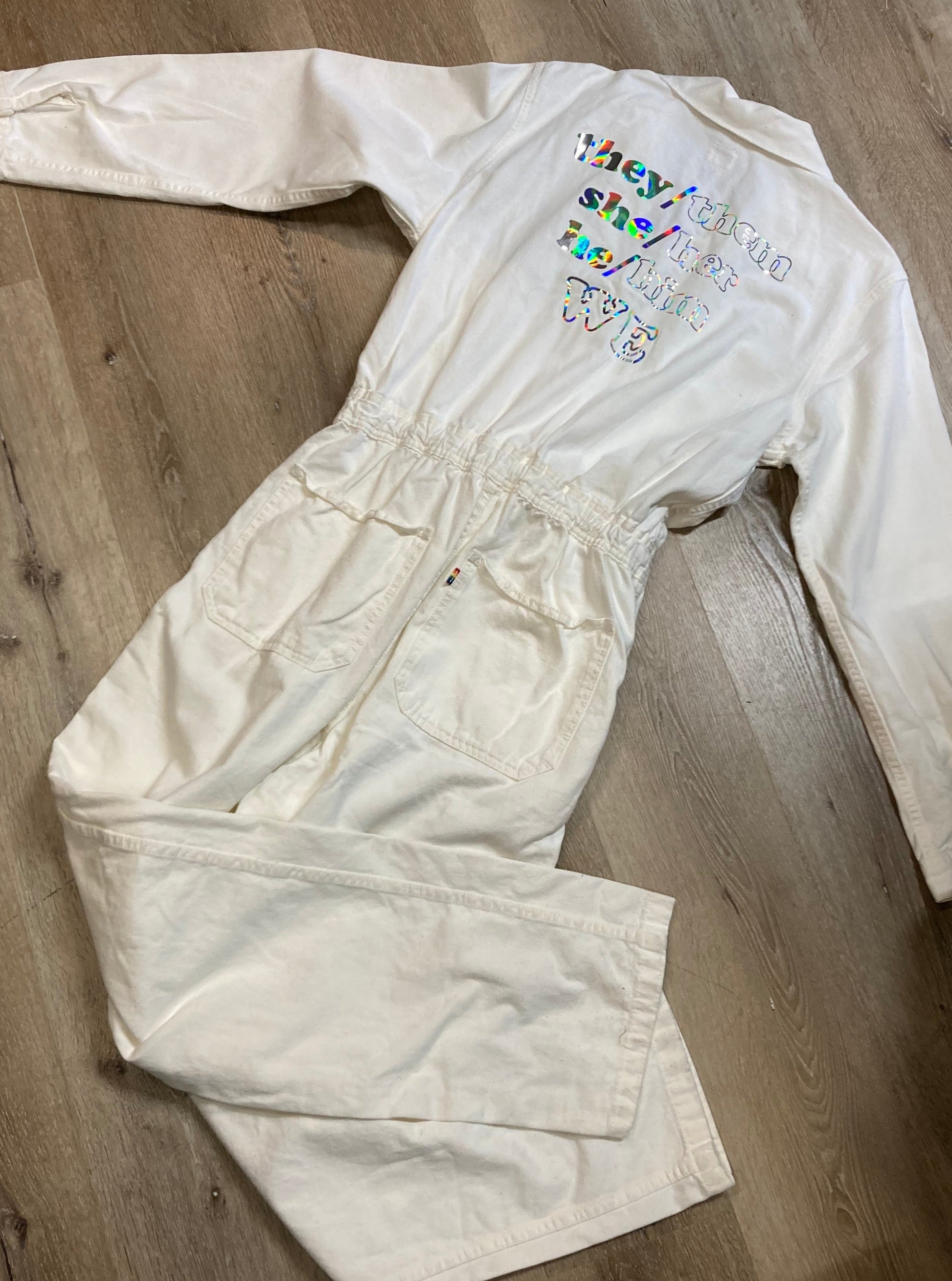 Kingspier Vintage - Levi’s Pride Jumpsuit

NWT

White

100% Polyurethane 

Made in Mexico

Size large