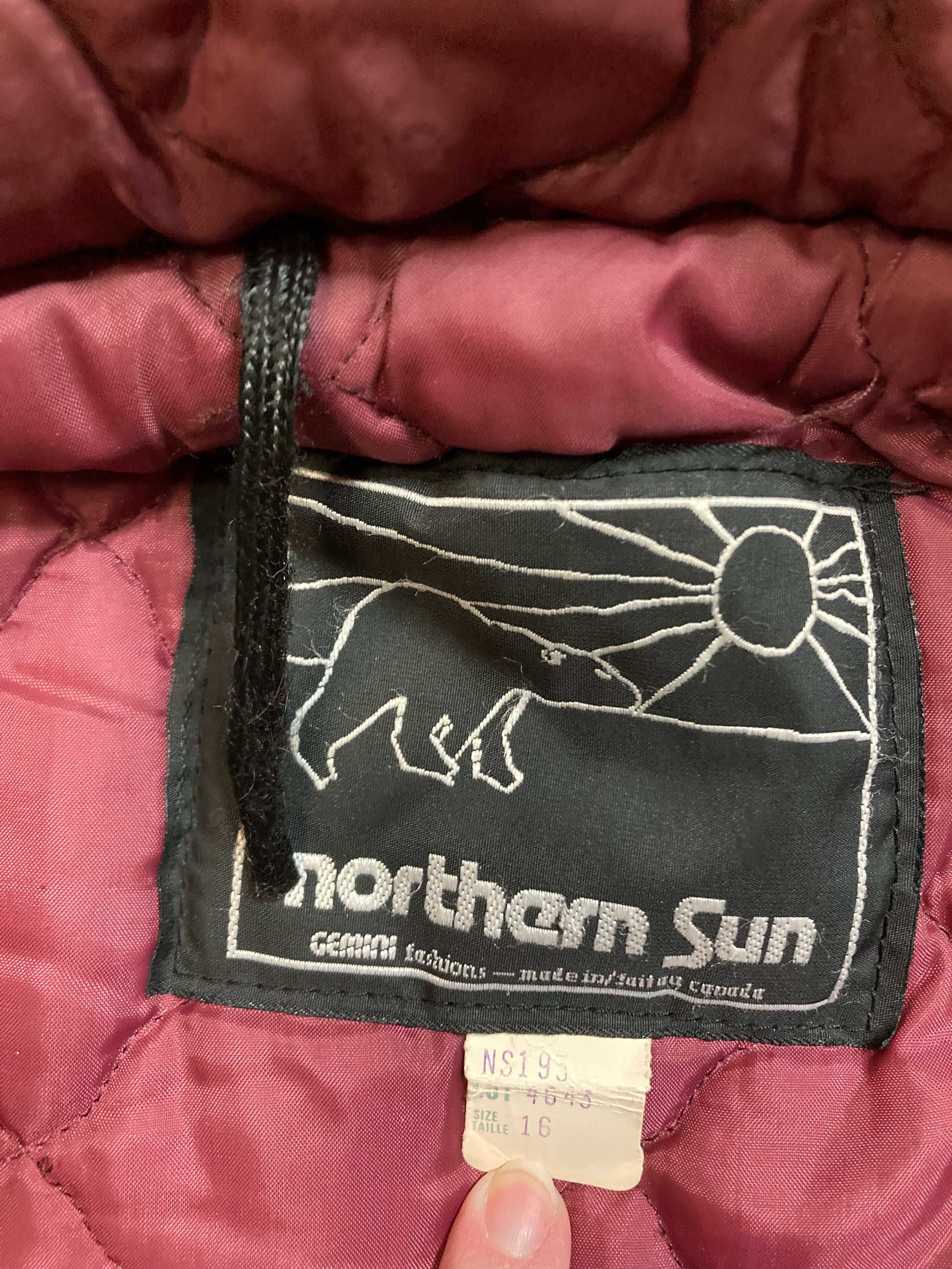 Kingspier Vintage - Vintage Northern Sun light pink 100% wool parka features a removable storm shell, fur trimmed hood, fur pom poms, zipper closures, two front pockets, quilted lining and hand embroidered goose motif on the front, and back of the coat.

Made in Canada.
Size 16/ Large.