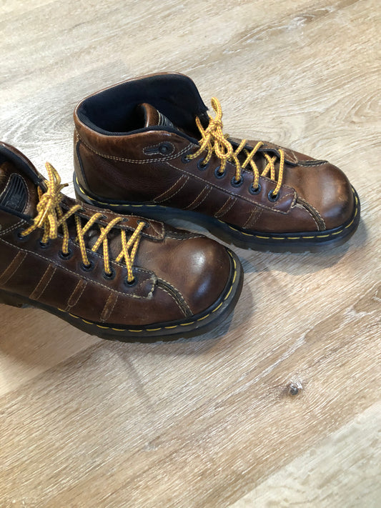 Kingspier Vintage - Doc Martens 9763 lace up ankle boot in smooth brown leather. .Made in England.

Size men’s 10

*Boots are in great condition.