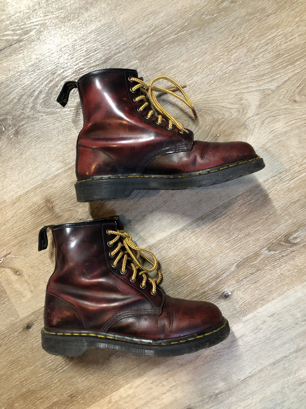 Kingspier Vintage - Doc Martens 1460 Original 8 eyelet boot in red and black with smooth leather upper and iconic airwair sole.

Size 8 W

*Boots are well worn.