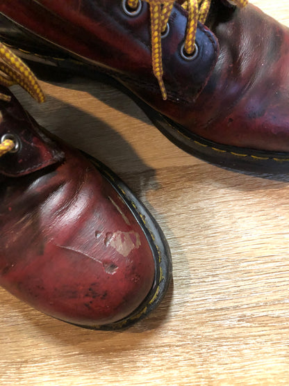 Kingspier Vintage - Doc Martens 1460 Original 8 eyelet boot in red and black with smooth leather upper and iconic airwair sole.

Size 8 W

*Boots are well worn.