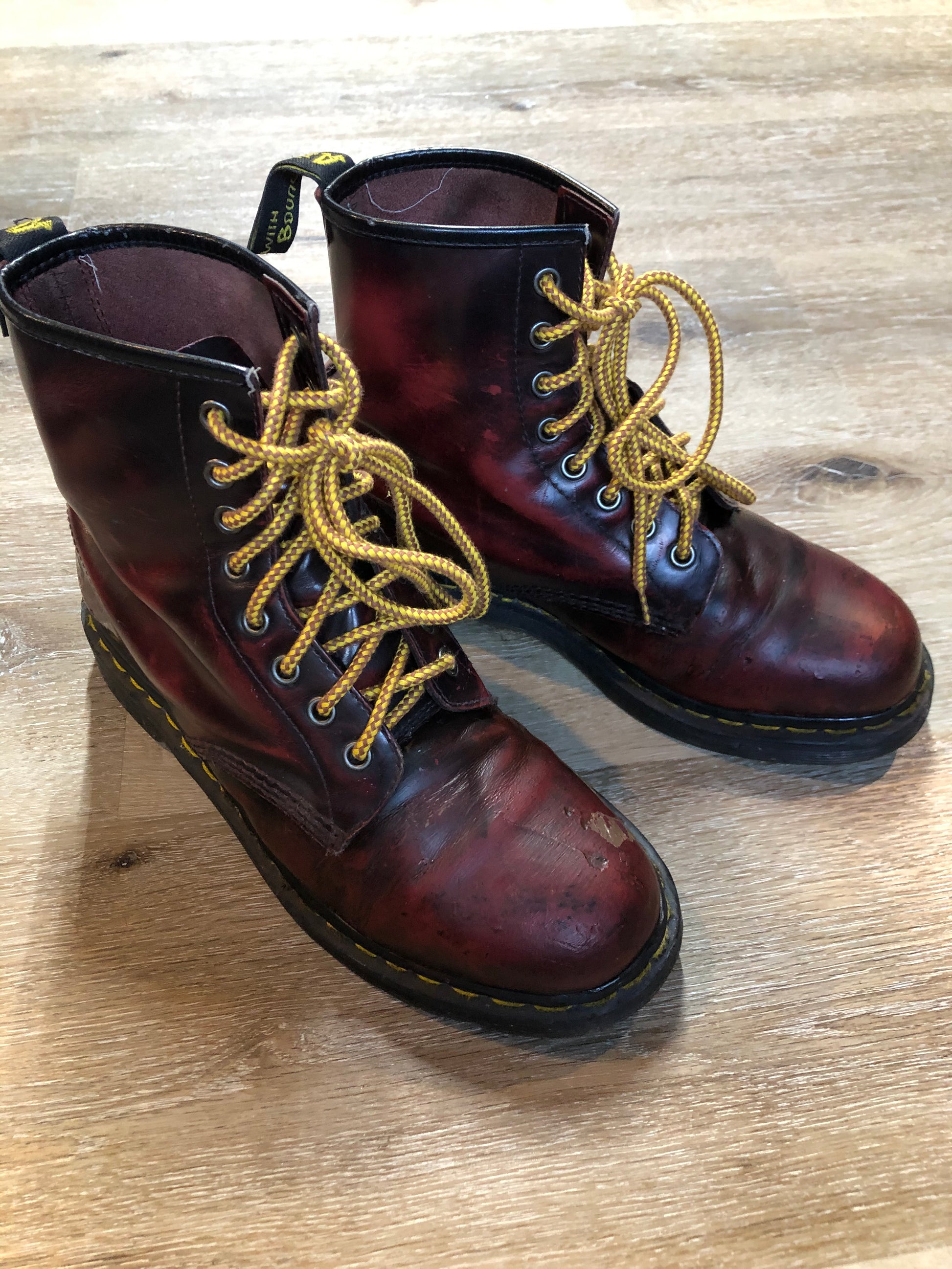 Kingspier Vintage - Doc Martens 1460 Original 8 eyelet boot in red and black with smooth leather upper and iconic airwair sole.

Size 8 W

*Boots are well worn.