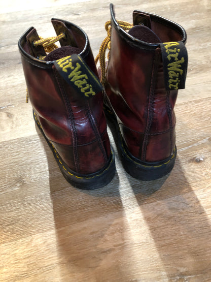 Kingspier Vintage - Doc Martens 1460 Original 8 eyelet boot in red and black with smooth leather upper and iconic airwair sole.

Size 8 W

*Boots are well worn.