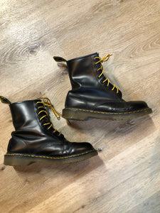 Kingspier Vintage - Doc Martens 1460 Original 8 eyelet boot in black with smooth leather upper and iconic airwair sole.


Size 9M

*Boots are in good condition, with some wear.