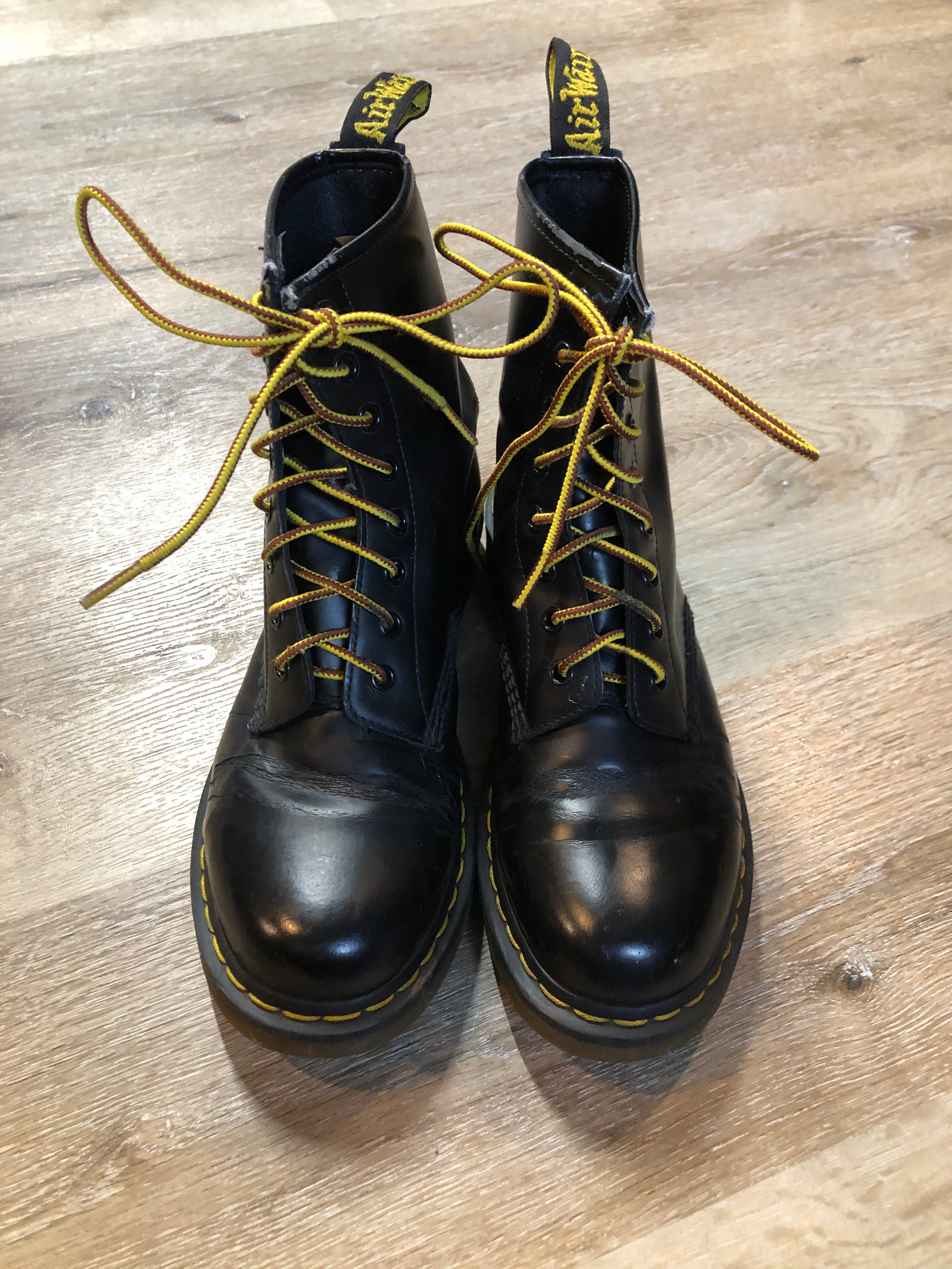 Kingspier Vintage - Doc Martens 1460 Original 8 eyelet boot in black with smooth leather upper and iconic airwair sole.


Size 9M

*Boots are in good condition, with some wear.