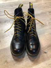 Load image into Gallery viewer, Kingspier Vintage - Doc Martens 1460 Original 8 eyelet boot in black with smooth leather upper and iconic airwair sole.


Size 9M

*Boots are in good condition, with some wear.
