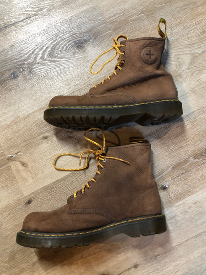Kingspier Vintage - Doc Martens brown pebbled leather 8 eyelet lace up boot with cushioned piece on the ankle and iconic airwair sole.


Size 11M

*Boots are in good condition with some wear all over.