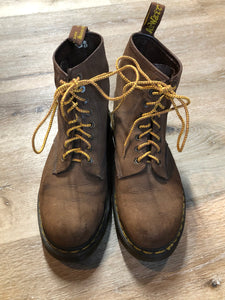 Kingspier Vintage - Doc Martens brown pebbled leather 8 eyelet lace up boot with cushioned piece on the ankle and iconic airwair sole.


Size 11M

*Boots are in good condition with some wear all over.