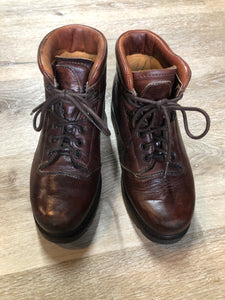 Kingspier Vintage - Prospector hiking boots in smooth brown leather. Made in Canada during the time when Prospector’s boots carried a lifetime warranty.

Size 10 womens

The uppers and soles are in excellent condition.