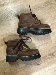 Kingspier Vintage - Roots Tuff hiking boots in brown nubuck leather with padded ankle and thick sole. Made in Canada

Size 6 womens

The uppers and soles are in excellent condition.