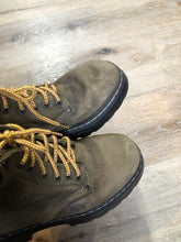 Load image into Gallery viewer, Kingspier Vintage - Roots Tuff hiking boots in olive green nubuck leather with padded ankle and thick sole. Made in Canada


Size 6.5 womens

The uppers and soles are in good condition with some all over wear.
