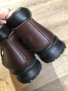 Kingspier Vintage - Vintage Maritime Shearling brown leather hiking boots with shearling lining. Made in Canada.

Size 9.5 womens

The uppers and soles are in excellent condition.