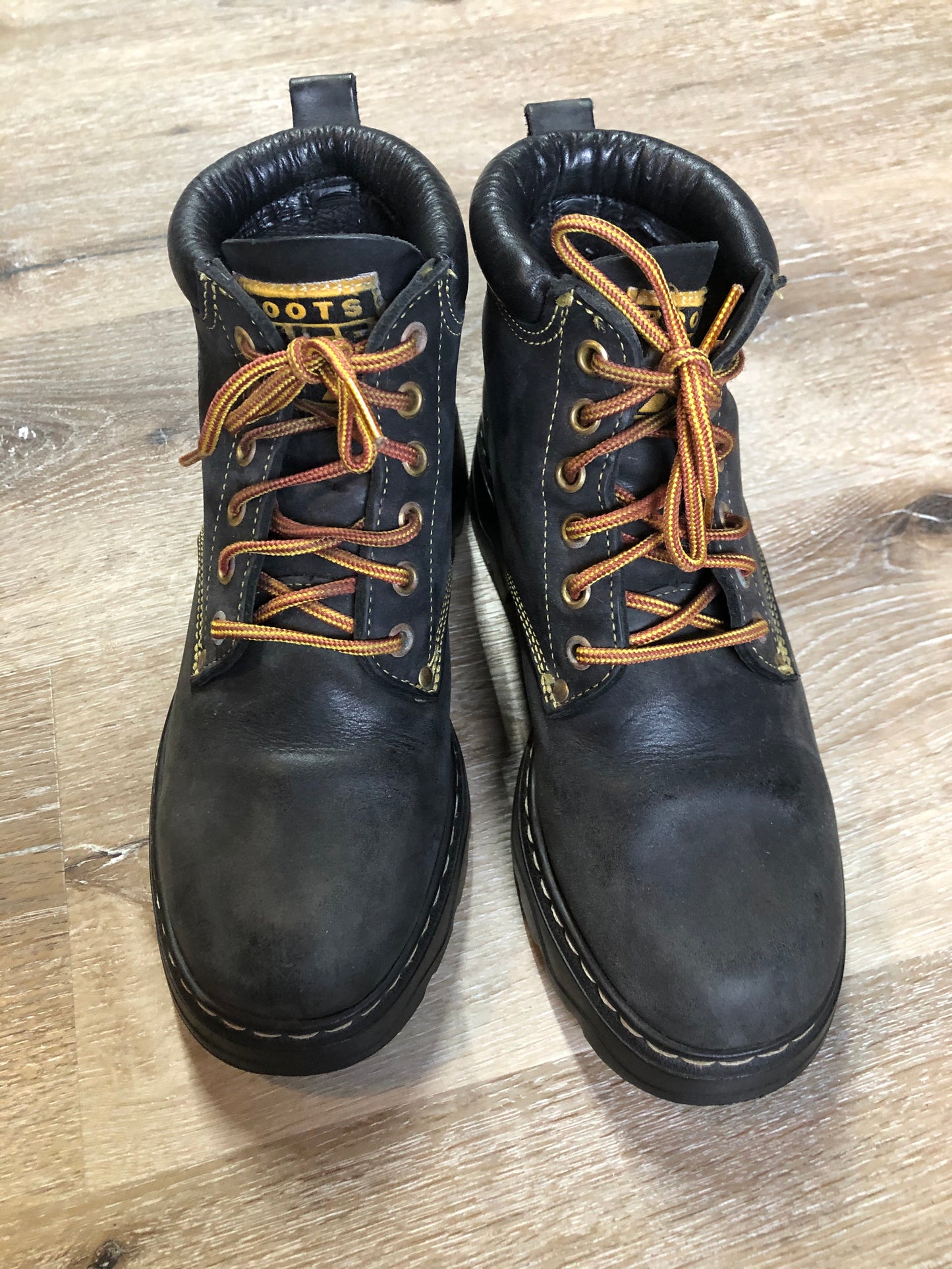 Kingspier Vintage - Roots Tuff hiking boots in black nubuck leather with padded ankle and thick sole.

Size 7 womens

The uppers and soles are in excellent condition.