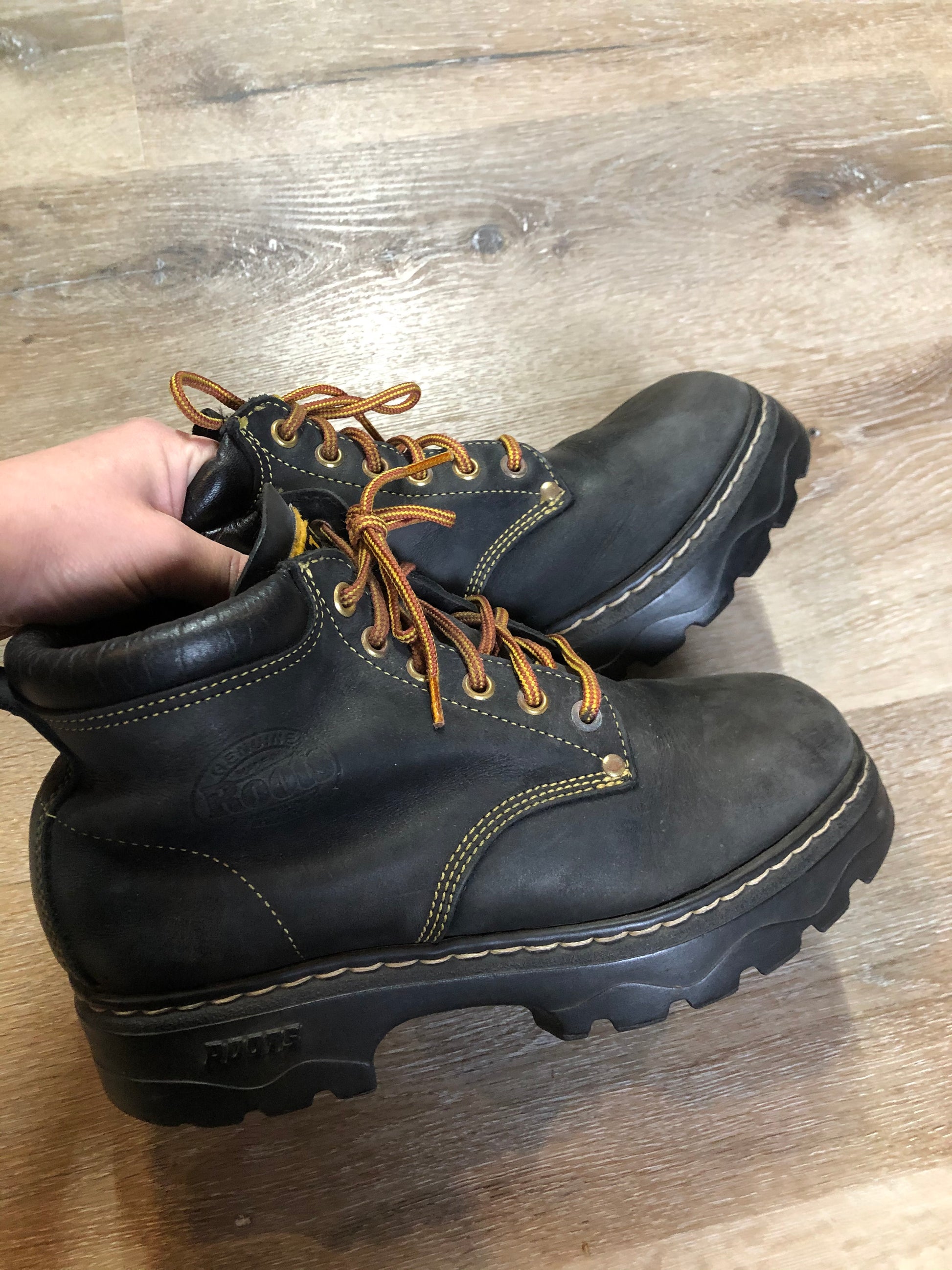 Kingspier Vintage - Roots Tuff hiking boots in black nubuck leather with padded ankle and thick sole.

Size 7 womens

The uppers and soles are in excellent condition.