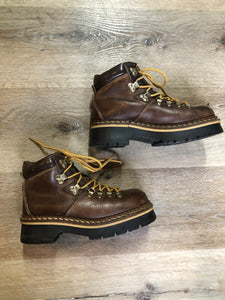 Kingspier Vintage - Vintage hiking boots in smooth brown leather with padded ankle and round toe. Made in Italy.

Size 6 womens

The uppers and soles are in excellent condition with some scuff marks in leather.