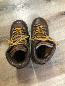 Kingspier Vintage - Vintage hiking boots in smooth brown leather with padded ankle and round toe. Made in Italy.

Size 6 womens

The uppers and soles are in excellent condition with some scuff marks in leather.